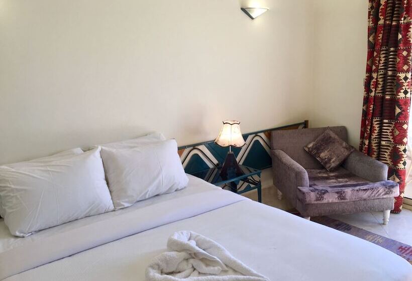 اتاق استاندارد سه نفره, New Memnon