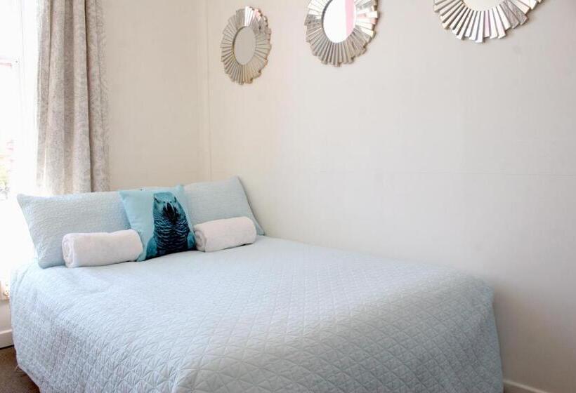 バス共有のスタンダードルーム, Lumsden