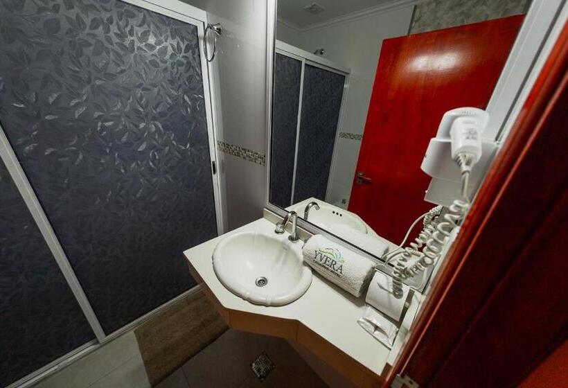 غرفة قياسية ثلاثية, Yvera Cataratas