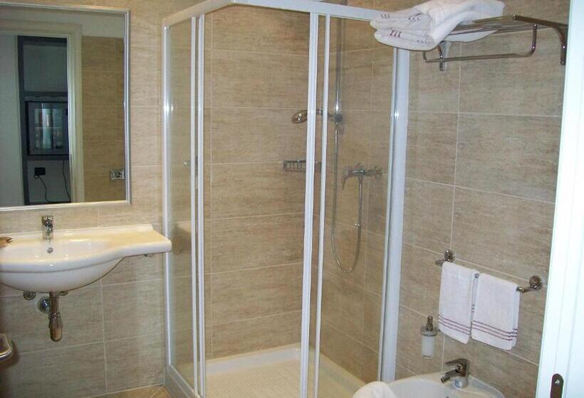 חדר סטנדרט לשלושה, Motel Giglio