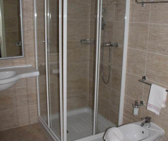 חדר סטנדרט לשלושה, Motel Giglio