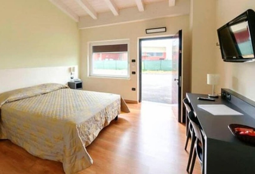 标准三人间, Motel Giglio