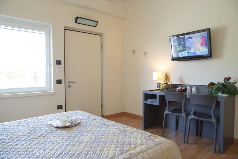 חדר סטנדרט לשלושה, Motel Giglio