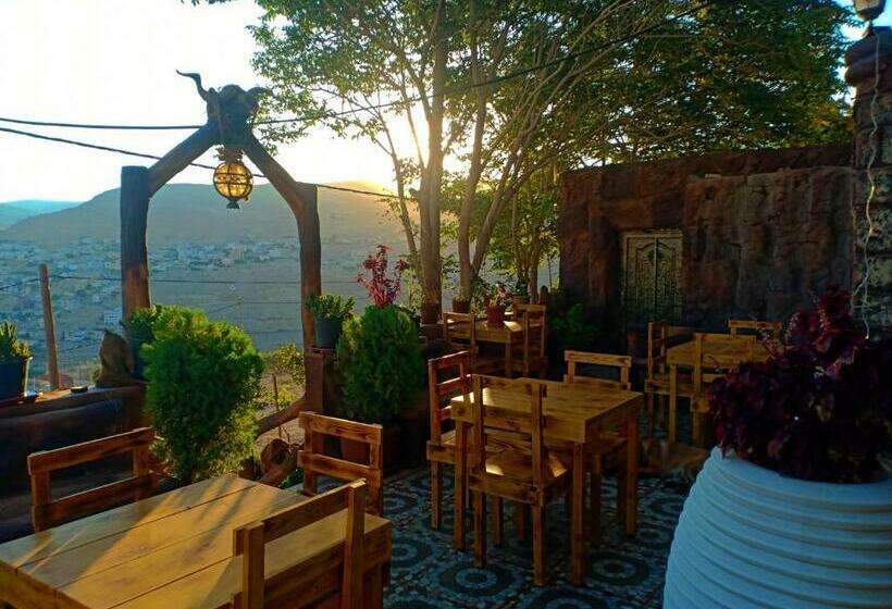 اتاق خانوادگی با چشم‌انداز کوه, Petra Desert Dream