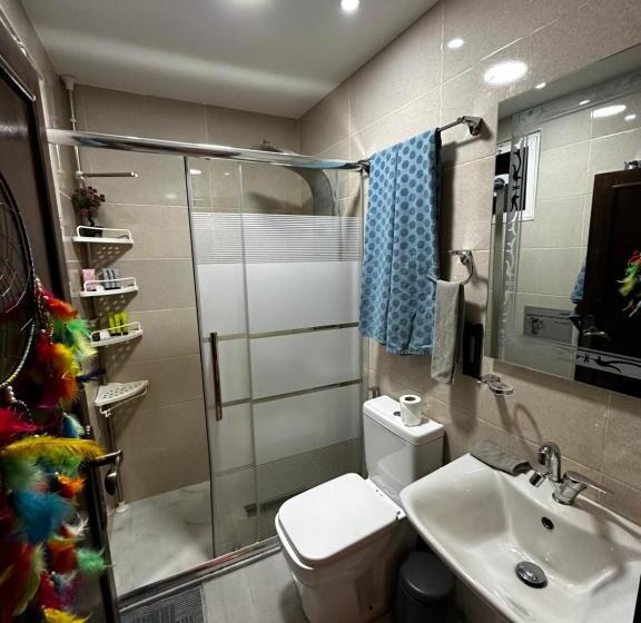 اتاق خانوادگی با چشم‌انداز کوه, Petra Desert Dream