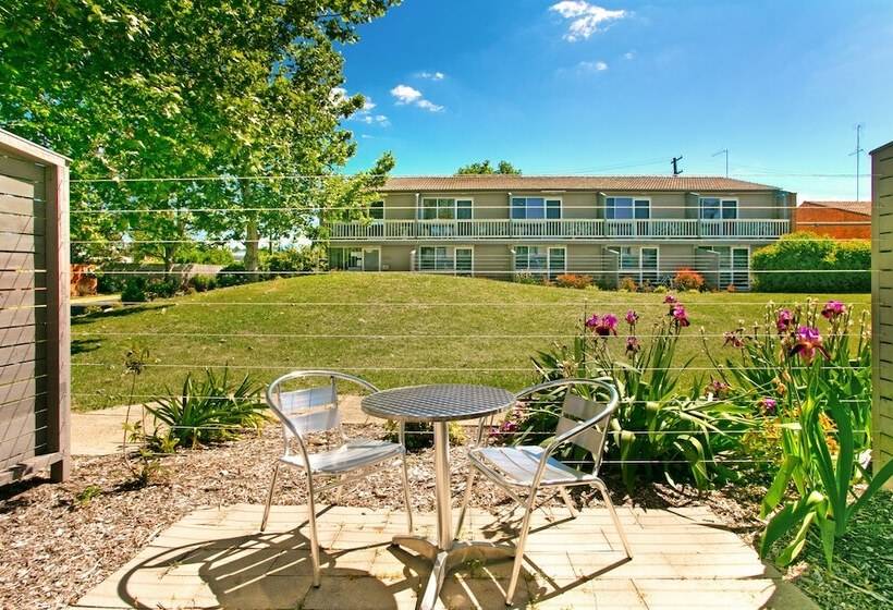 اتاق اجرایی, Bathurst Studio Apartments