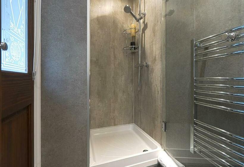 Номер Стандарт, The Cedars