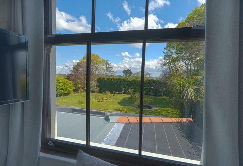 Номер Стандарт, The Cedars