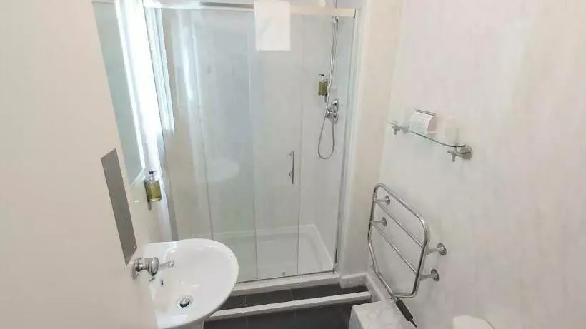 Standard Kolmen Hengen Huone, Hen Dy