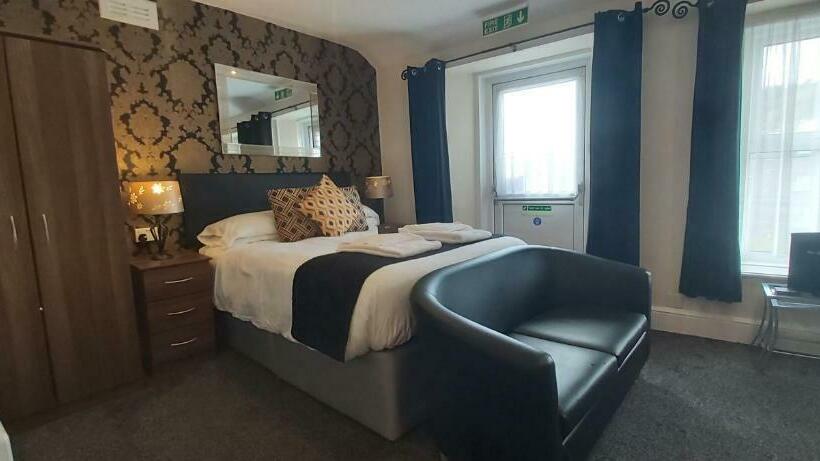 חדר סטנדרט לשלושה, Hen Dy