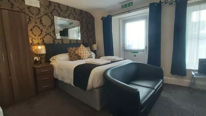 Standard Kolmen Hengen Huone, Hen Dy