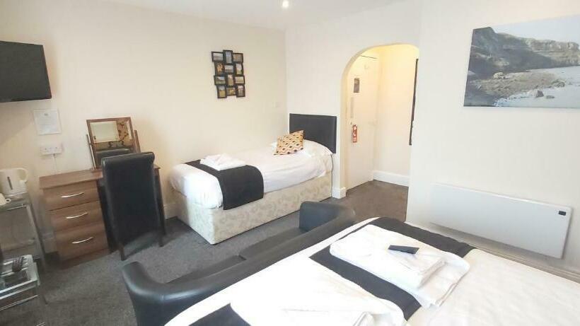 חדר סטנדרט לשלושה, Hen Dy