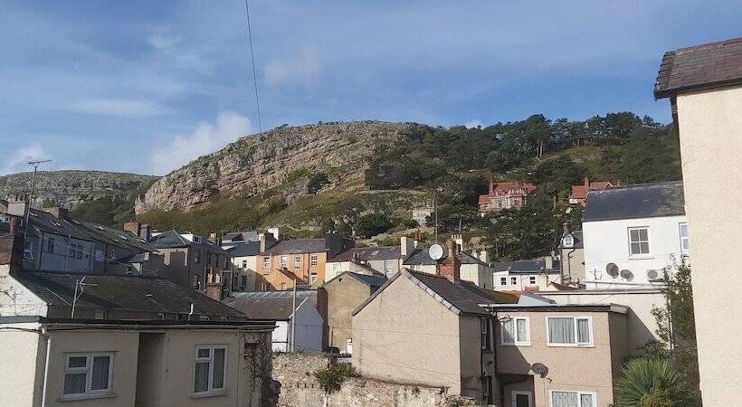 חדר סטנדרט לשלושה, Hen Dy