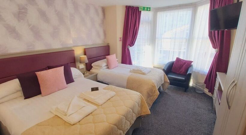 חדר סטנדרט לשלושה, Hen Dy