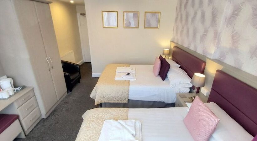 חדר סטנדרט לשלושה, Hen Dy