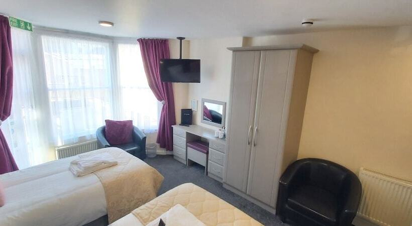 חדר סטנדרט לשלושה, Hen Dy