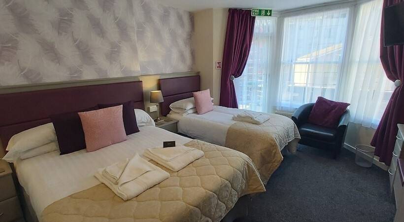 חדר סטנדרט לשלושה, Hen Dy