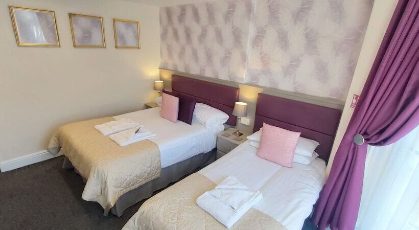 חדר סטנדרט לשלושה, Hen Dy