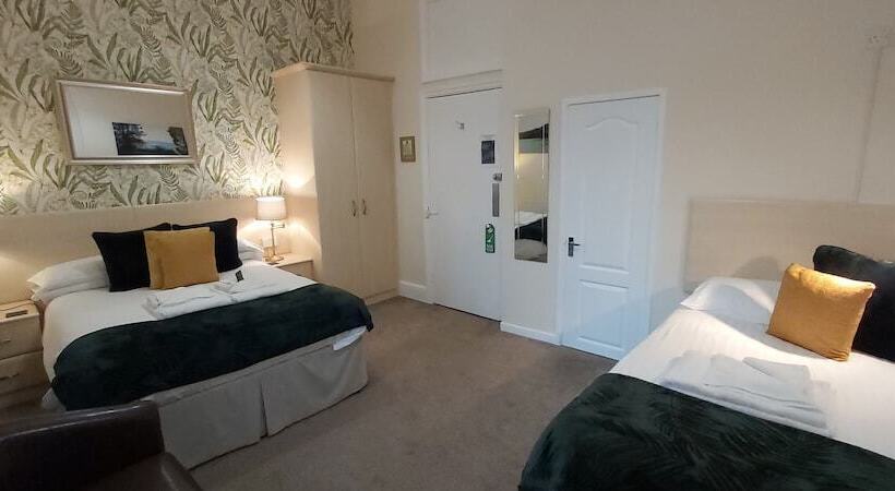 חדר סטנדרט לשלושה, Hen Dy