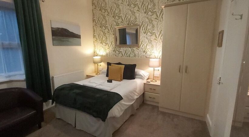 חדר סטנדרט לשלושה, Hen Dy