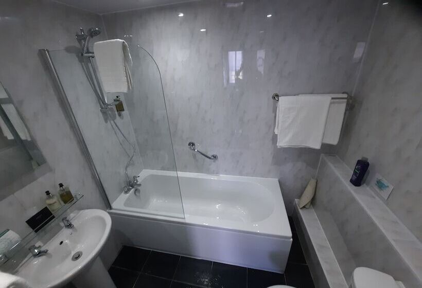 חדר סטנדרט, Hen Dy