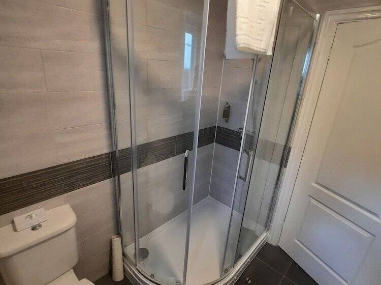 חדר סטנדרט לשלושה, Hen Dy