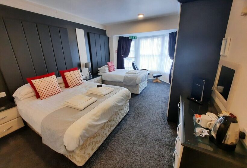 חדר סטנדרט לשלושה, Hen Dy