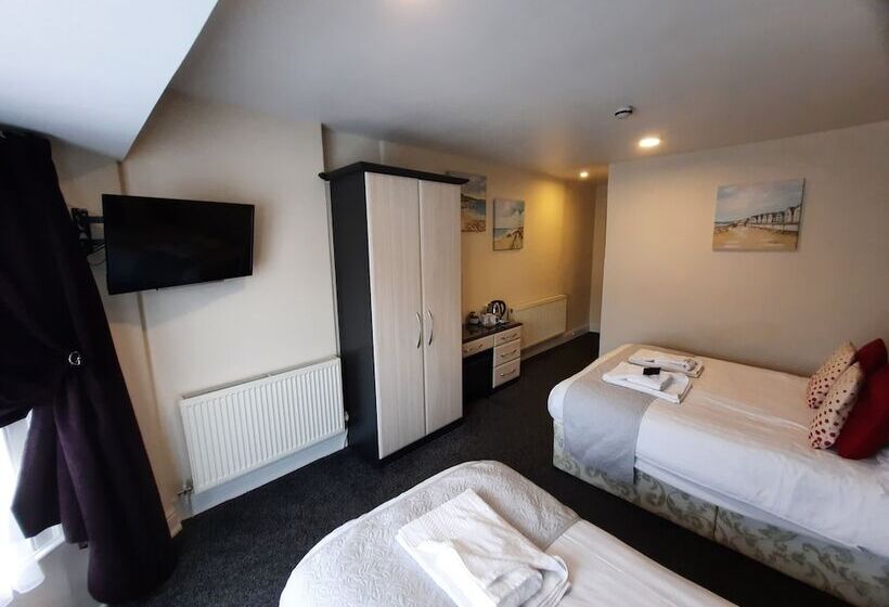 חדר סטנדרט לשלושה, Hen Dy