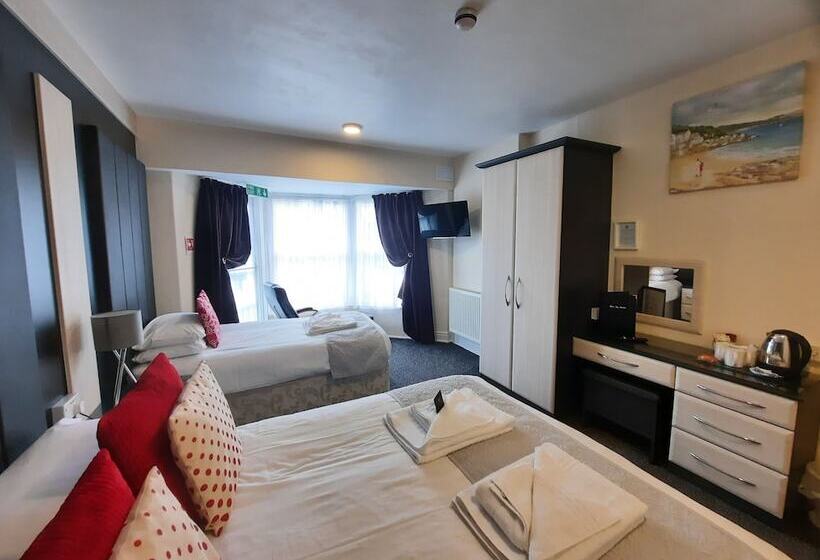 חדר סטנדרט לשלושה, Hen Dy