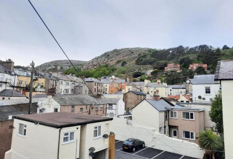 חדר סטנדרט לשלושה, Hen Dy