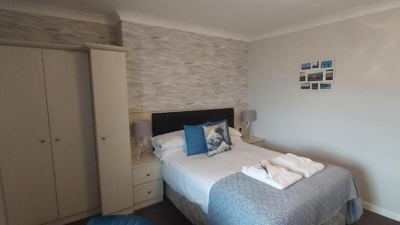 סוויטה נוף לים, Hen Dy