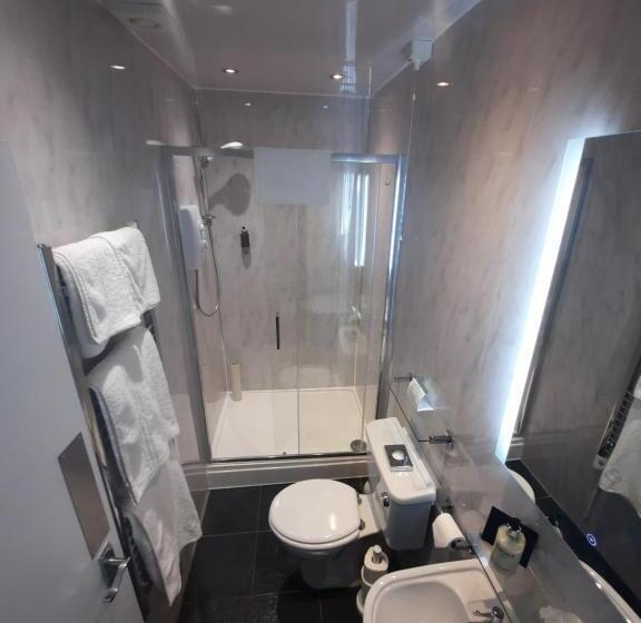 סוויטה נוף לים, Hen Dy