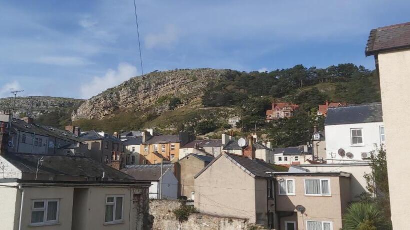 חדר סטנדרט לשלושה, Hen Dy