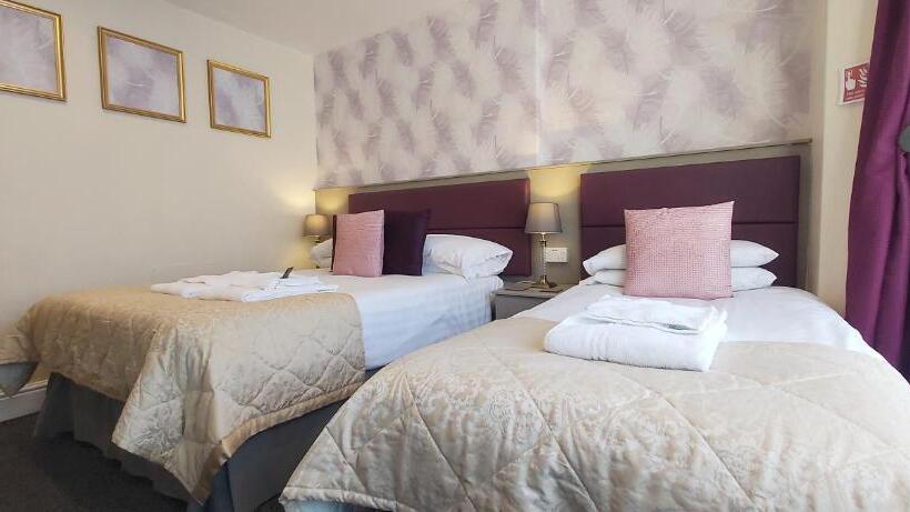 חדר סטנדרט לשלושה, Hen Dy