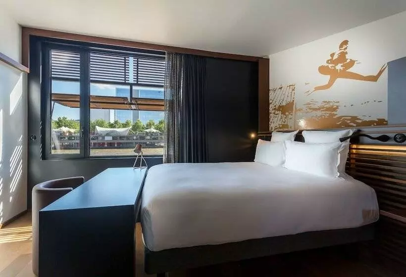 Suite, Off Paris Seine