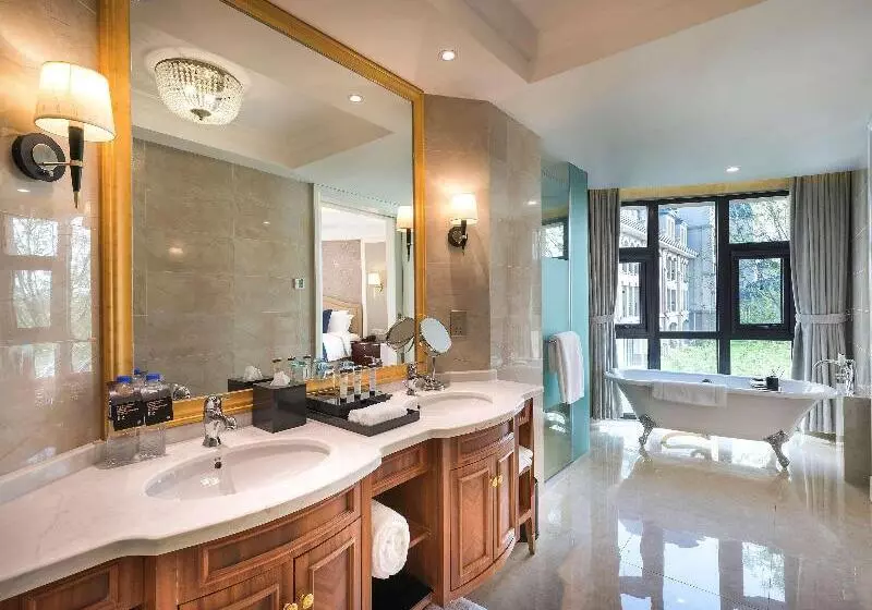 Superior Svit, Pullman Tangshan