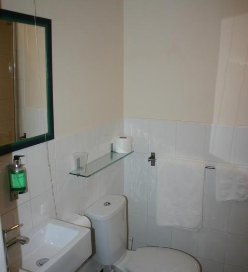 غرفة عائلية, The Vaults