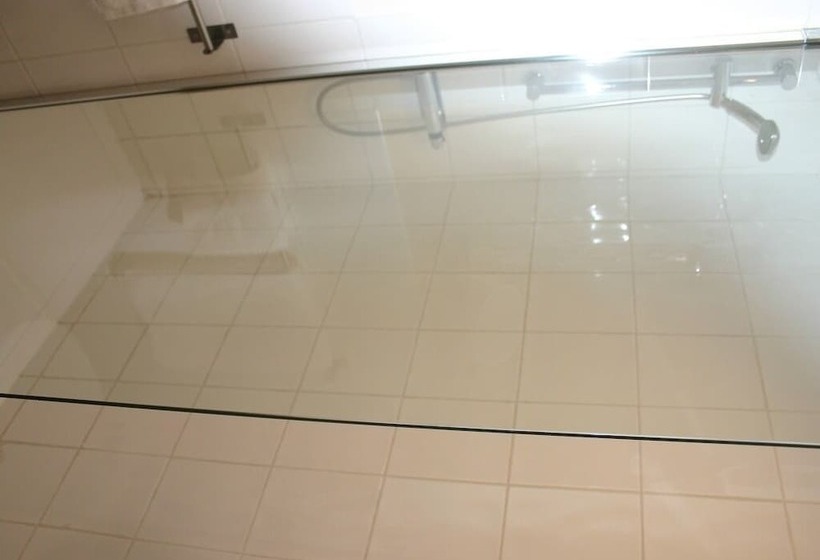 غرفة قياسية فردية, The Vaults