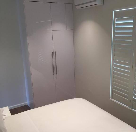 标准间, Just Joey Lodge