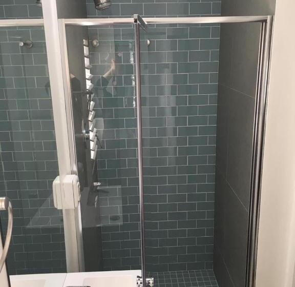 标准间, Just Joey Lodge