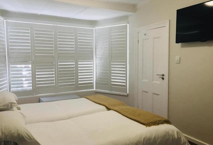 标准间, Just Joey Lodge