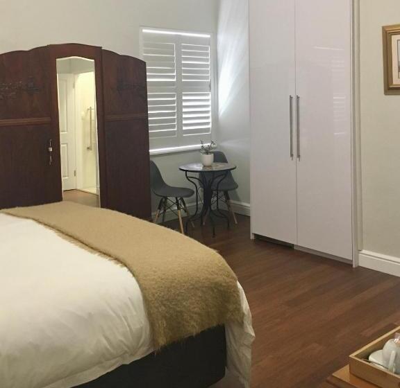 基本间, Just Joey Lodge