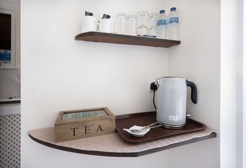 Номер Стандарт, The Cedars