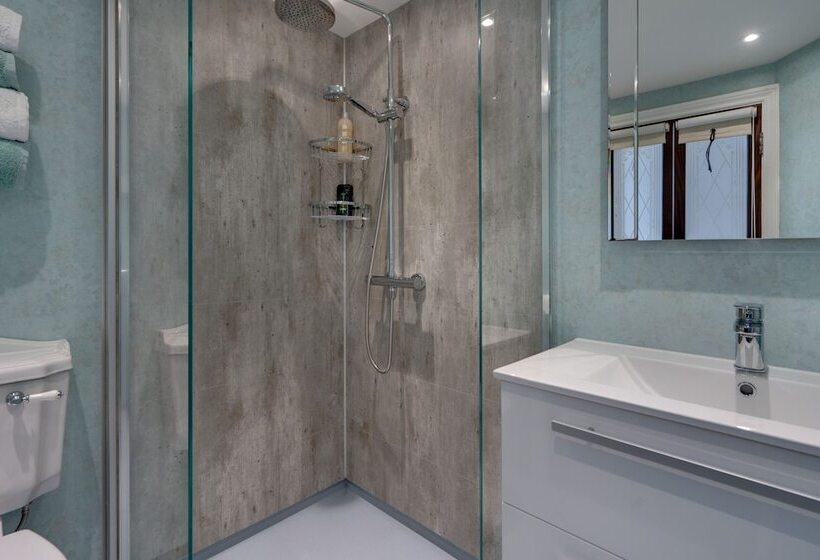 Номер Стандарт, The Cedars