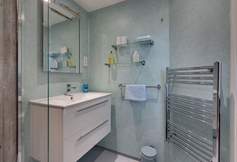 Номер Стандарт, The Cedars