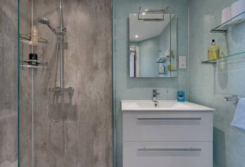 Номер Стандарт, The Cedars