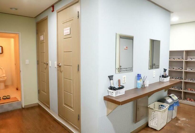 تختخواب در اتاق مشترک, Busan Sukbak Dot Com Guesthouse