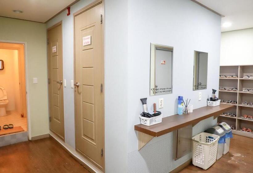 اتاق استاندارد چهارنفره با سرویس بهداشتی مشترک, Busan Sukbak Dot Com Guesthouse