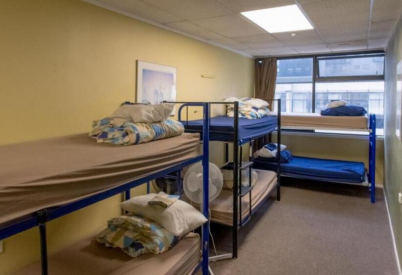 ルームシェアのワンベッド, Silverfern Backpackers