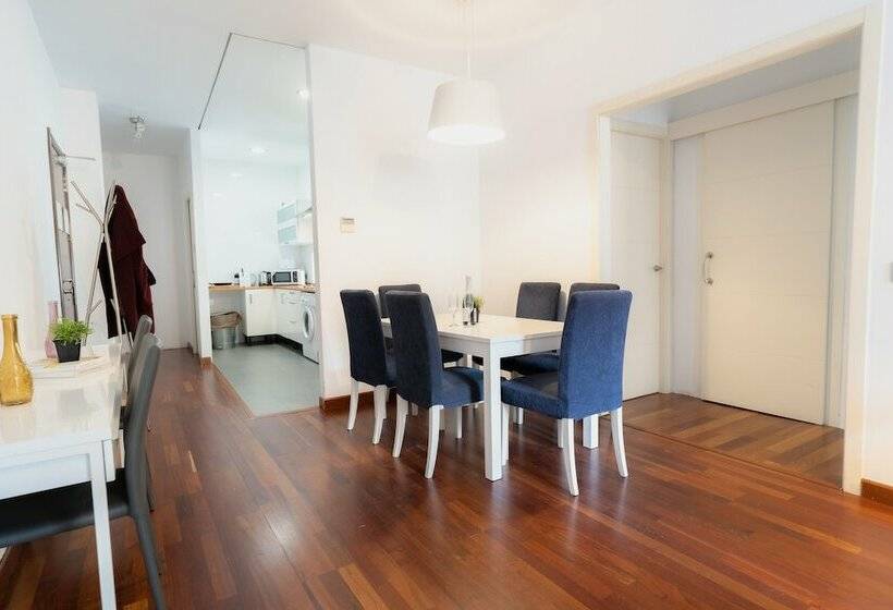 Апартаменты 3 Спальни, Azz Sevilla Torre de La Plata Apartamentos